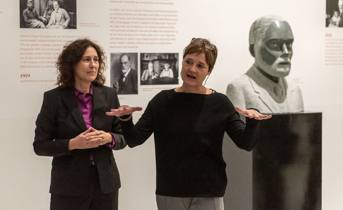 Kunsthalle-Leiterin Nicole Fritz (links) und Co-Kuratorin Monika Pessler vom Wiener Sigmund-Freud-Museum vor einer Freud-Büste von Thomas Zipp. 