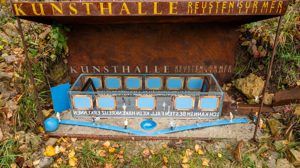 Die Mini-Kunsthalle beim Bergcafé Reusten. Nah- und Fernblicke per Mausklick. Fotos: Jens Volle