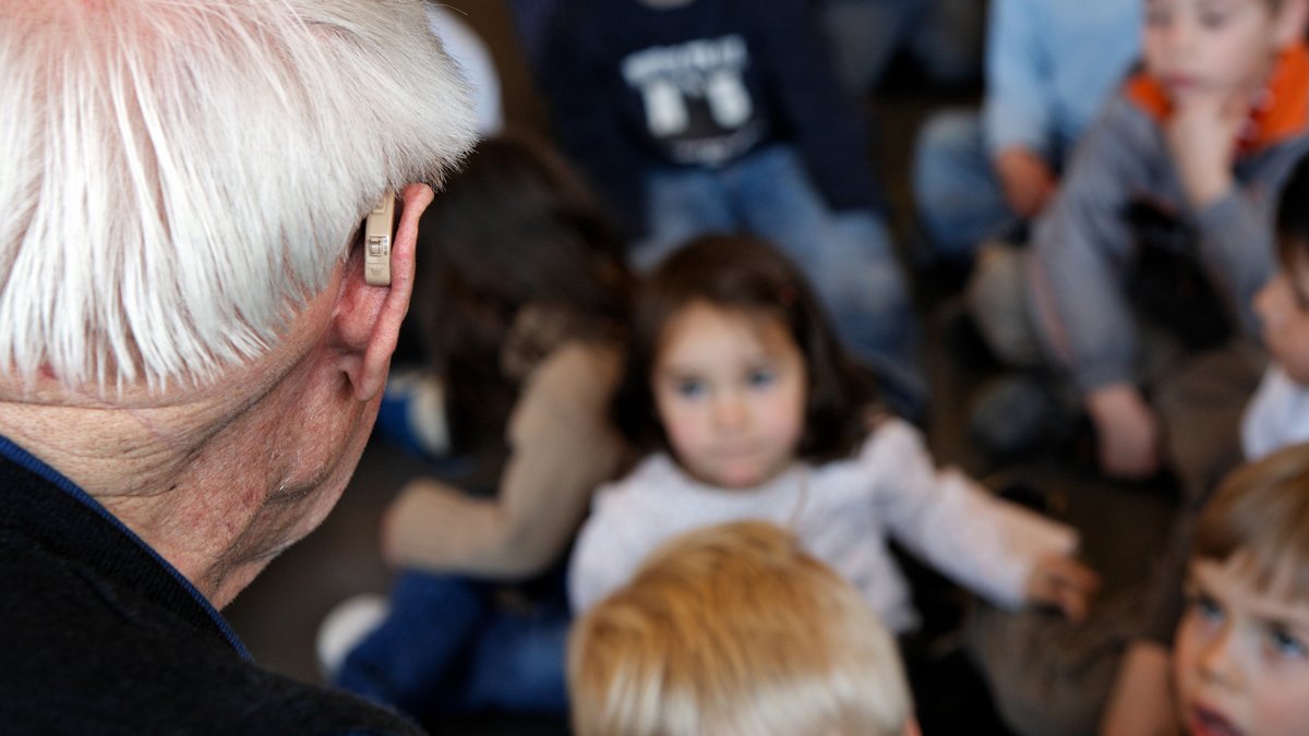 Opa erzählt Geschichten. Foto: Joachim E. Röttgers
