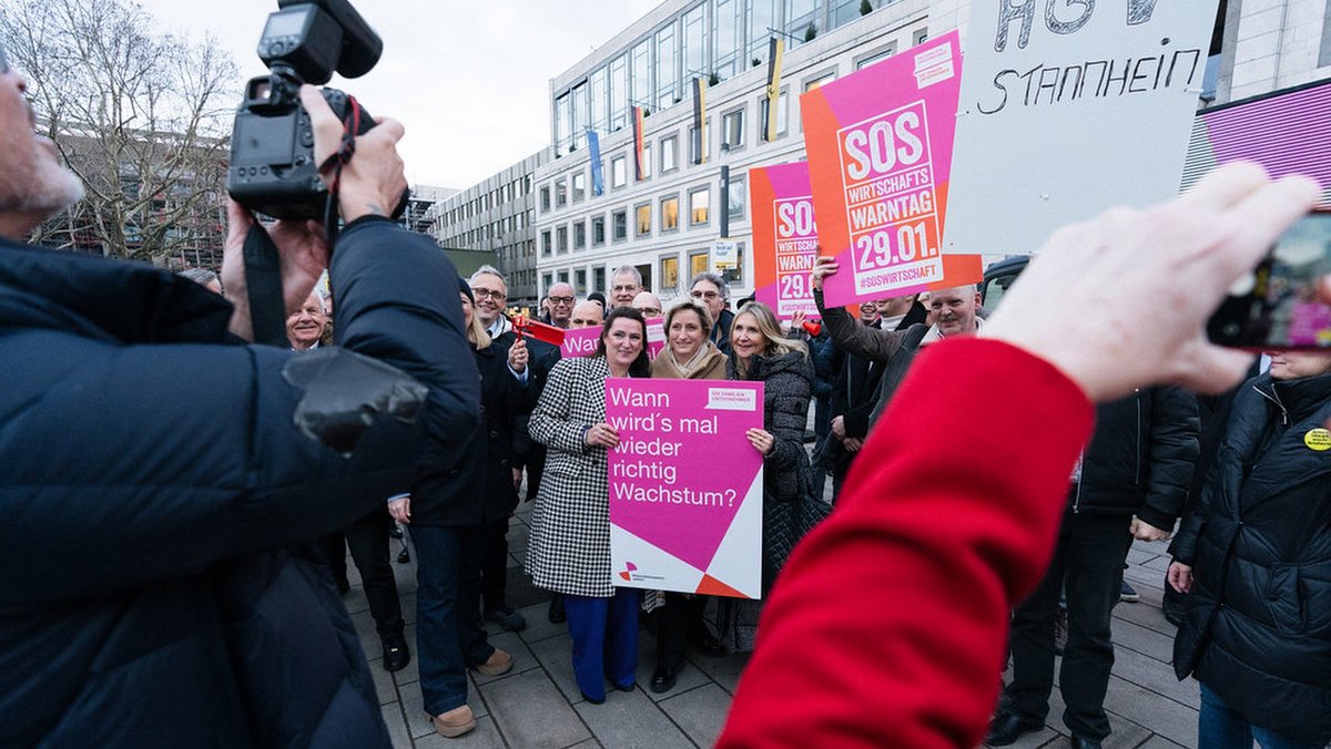 Landeswirtschaftsministerin Nicole Hoffmeister-Kraut posierte mit Plakat für die Kampagne der Wirtschaftslobby. Foto: wirtschaftswarntag.de