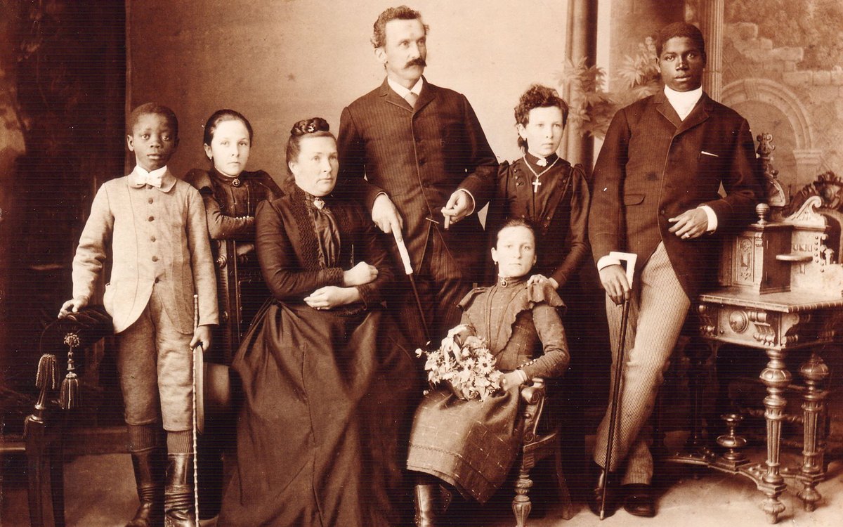 Die Aalener Familie Oesterle mit Tube Meetom (links) und Rudolf Duala Manga Bell (rechts), um 1892. Foto: Familienarchiv Rolf-Dieter Röger und Georg Röger/Platino