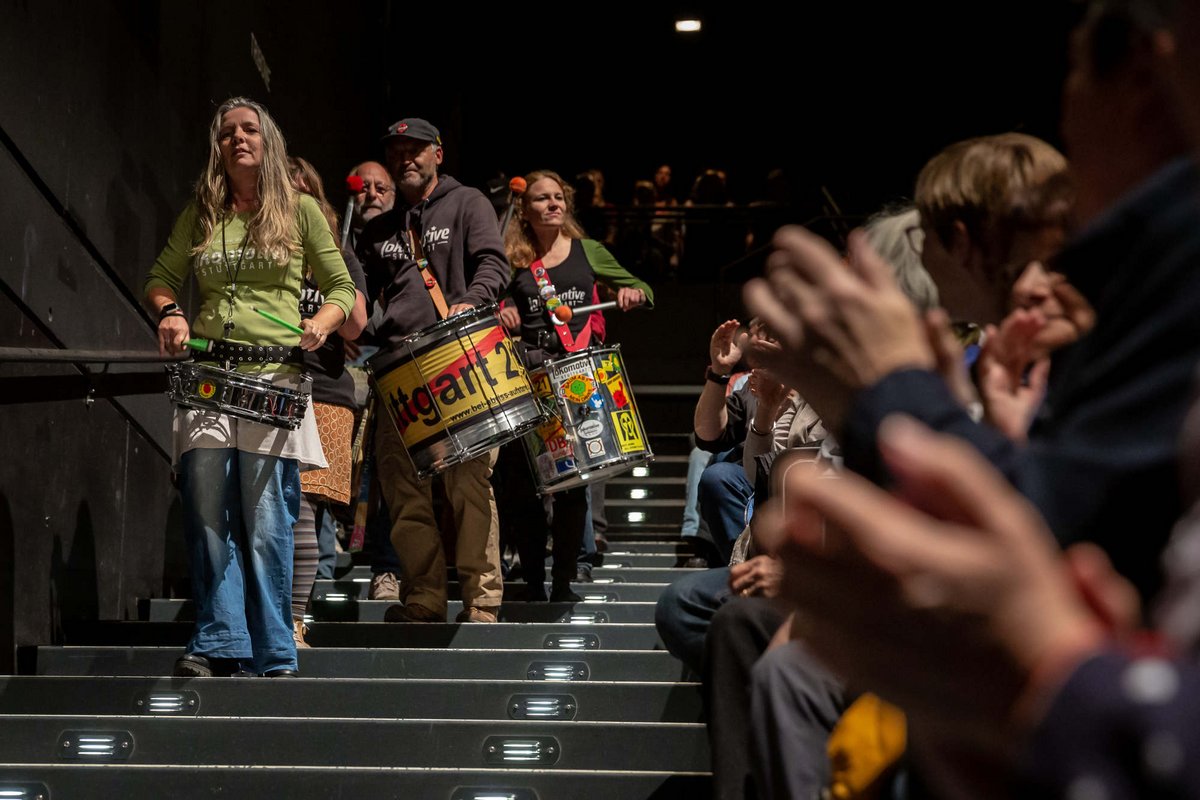 Zum Auftakt kräftig was auf die Ohren: Die MusikerInnen von Lokomotive Stuttgart entern die Halle auf der einen Seite, auf der anderen die Capella Rebella.