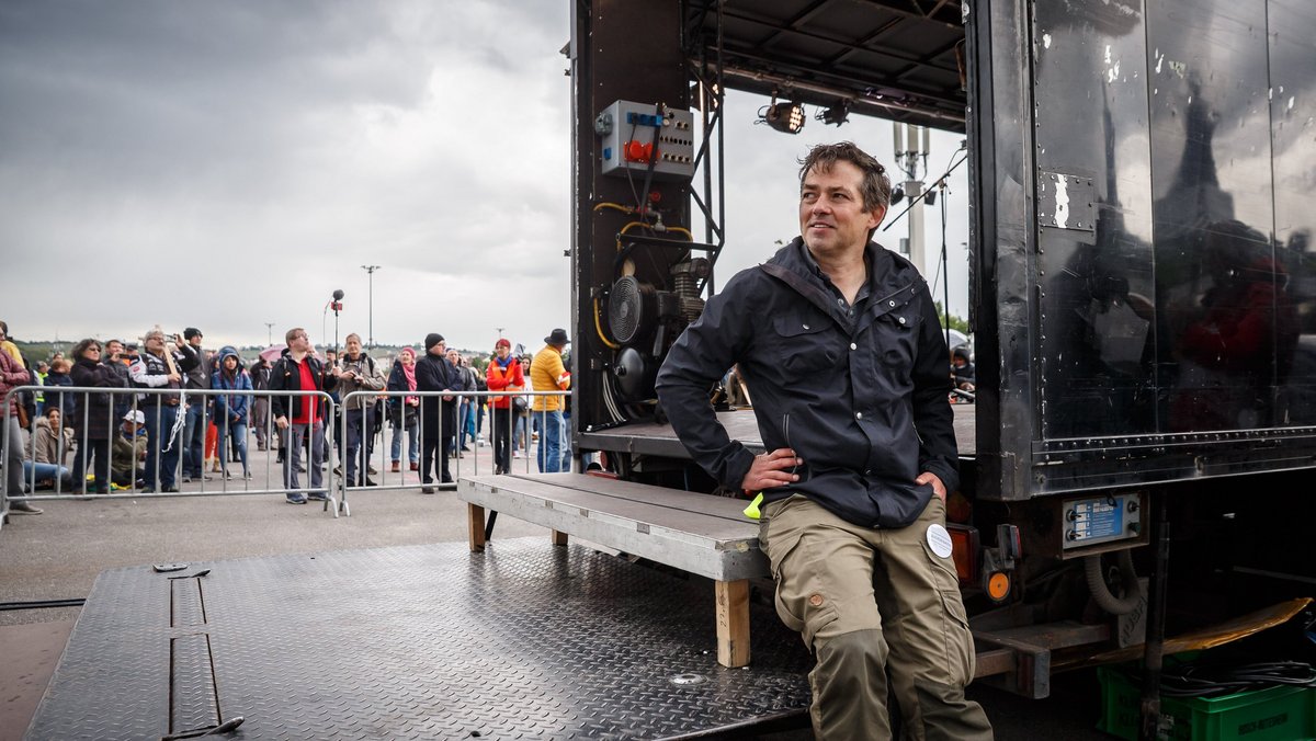 Michael Ballweg im Mai 2020, bei einer "Querdenken"-Kundgebung auf dem Cannstatter Wasen. Foto: Julian Rettig