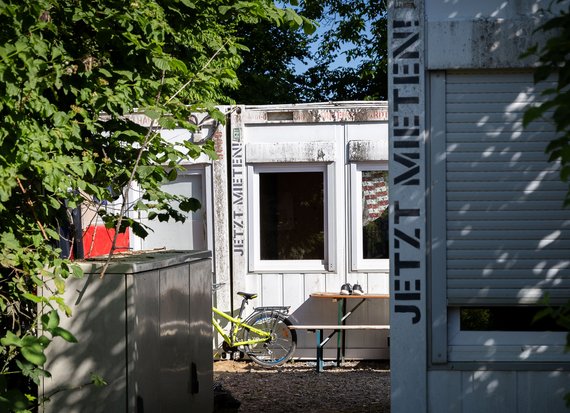 In diesen Containern sind vermutlich Erntehelfer:innen untergebracht.