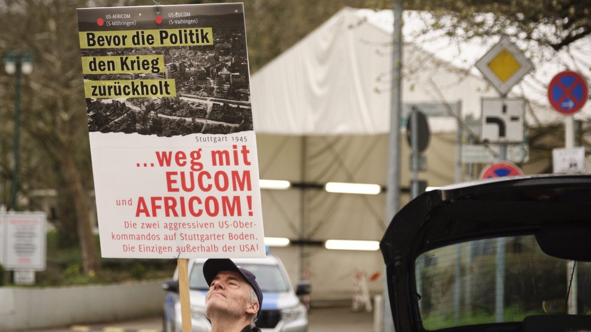 Am Ostersamstag vor den Stuttgarter Patch Baracks, die unser Kolumnist "militärisch verlockend" findet. Fotos: Joachim E. Röttgers