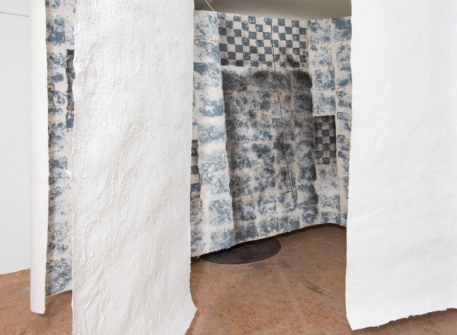 Papierbahnen, von Clemens Schneider aus Altkleidern geschaffen. Foto: Ulrike Reichart