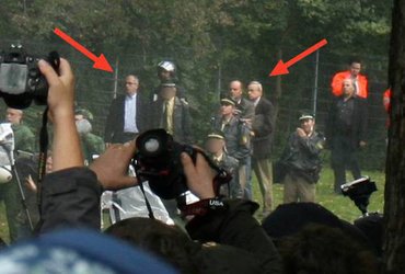 Der damalige Stuttgarter Polizeipräsident Siegfried Stumpf (Pfeil links) und Bernhard Häußler (Pfeil rechts) am 30. 9. 2010 auf dem "Feldherrenhügel". Foto: privat