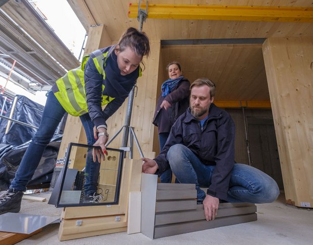 Von links: Architektin Diana Dömoscök, Sonja Schmuker und Architekt Oliver Hilt.