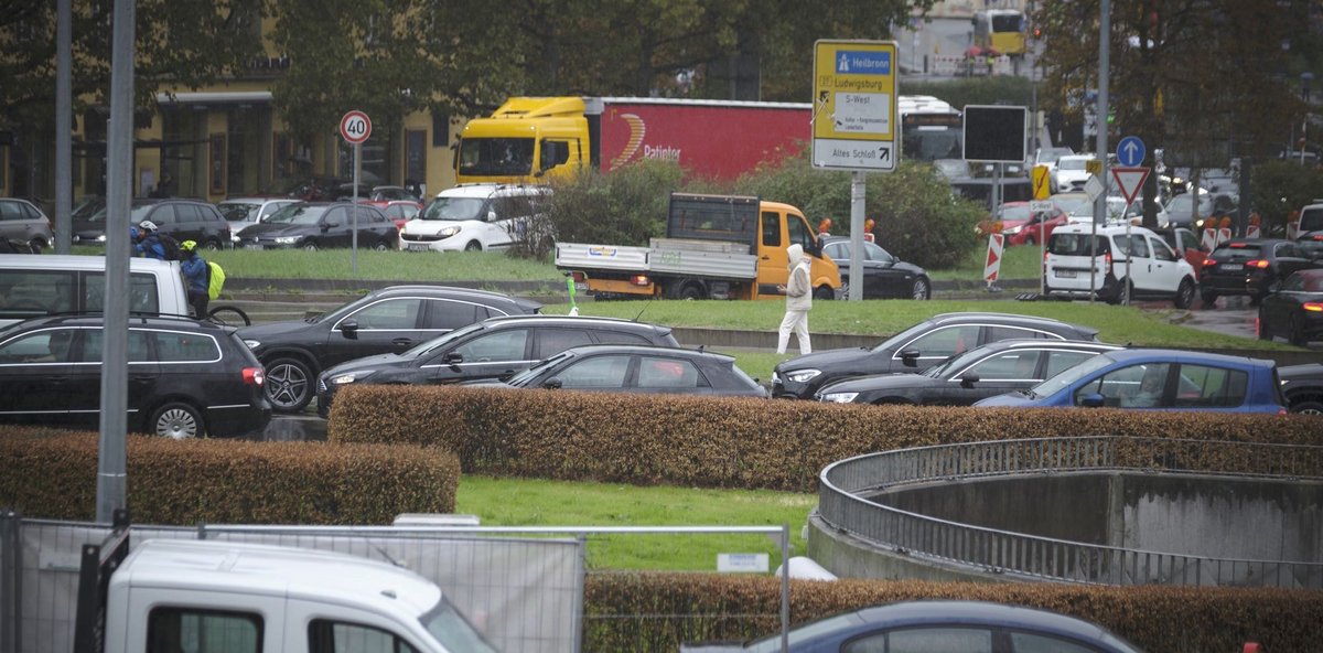 Fußgänger sein in Stuttgart, macht keinen Spaß. Ob der Plan von Verkehrsminister Hermann daran etwas ändern wird? Foto: Joachim E. Röttgers