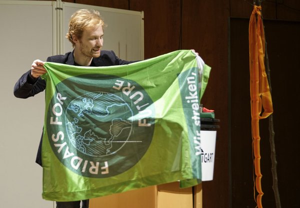 Rockenbauchs Geschenk passt zu Noppers "Thursday-for-Future-Demo". Rockenbauchs Geschenk passt zu Noppers "Thursday-for-Future-Demo".