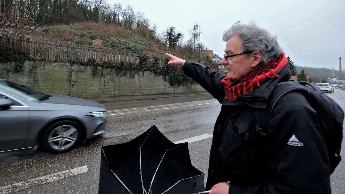 Paul Michel zeigt, wo das Nordportal des Tunnels hin soll. Fotos: Rainer Lang