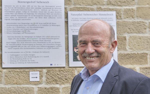 Reinhold Brück, der Ortsbeauftragte Siebeneichs, führt durchs Dorf.