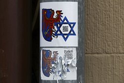 Der Davidstern wird ständig weggekratzt.