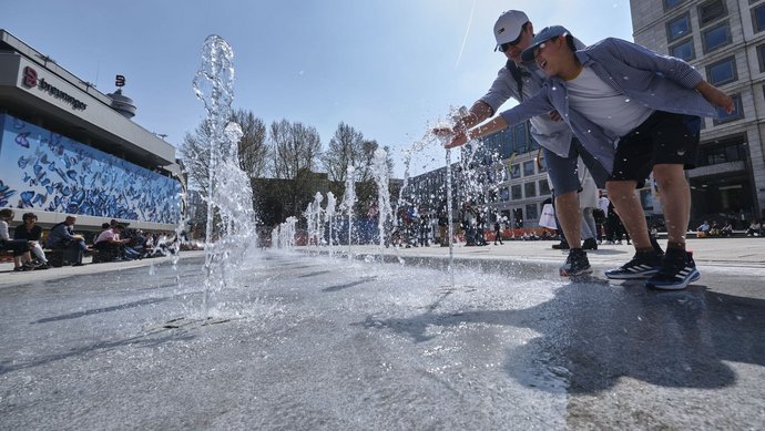Der ganz neu gestaltete Marktplatz heute: viel Grau, kaum Grün, aber immerhin mit Fontänenfeld. Foto: Joachim E. Röttgers