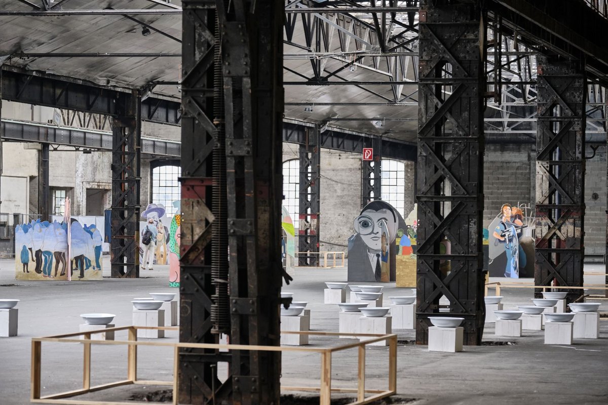 Hinterm Bahndamm liegt die Kunst