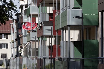 Die Fassaden des Hallschlags.