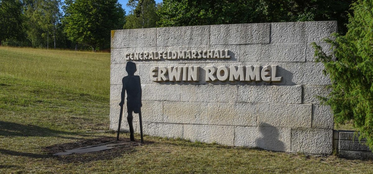 Der Schatten von Rainer Jooß' zerbrechlich wirkender Skulptur wandert über das monumentale Feldherrendenkmal. Fotos: Stadt Heidenheim