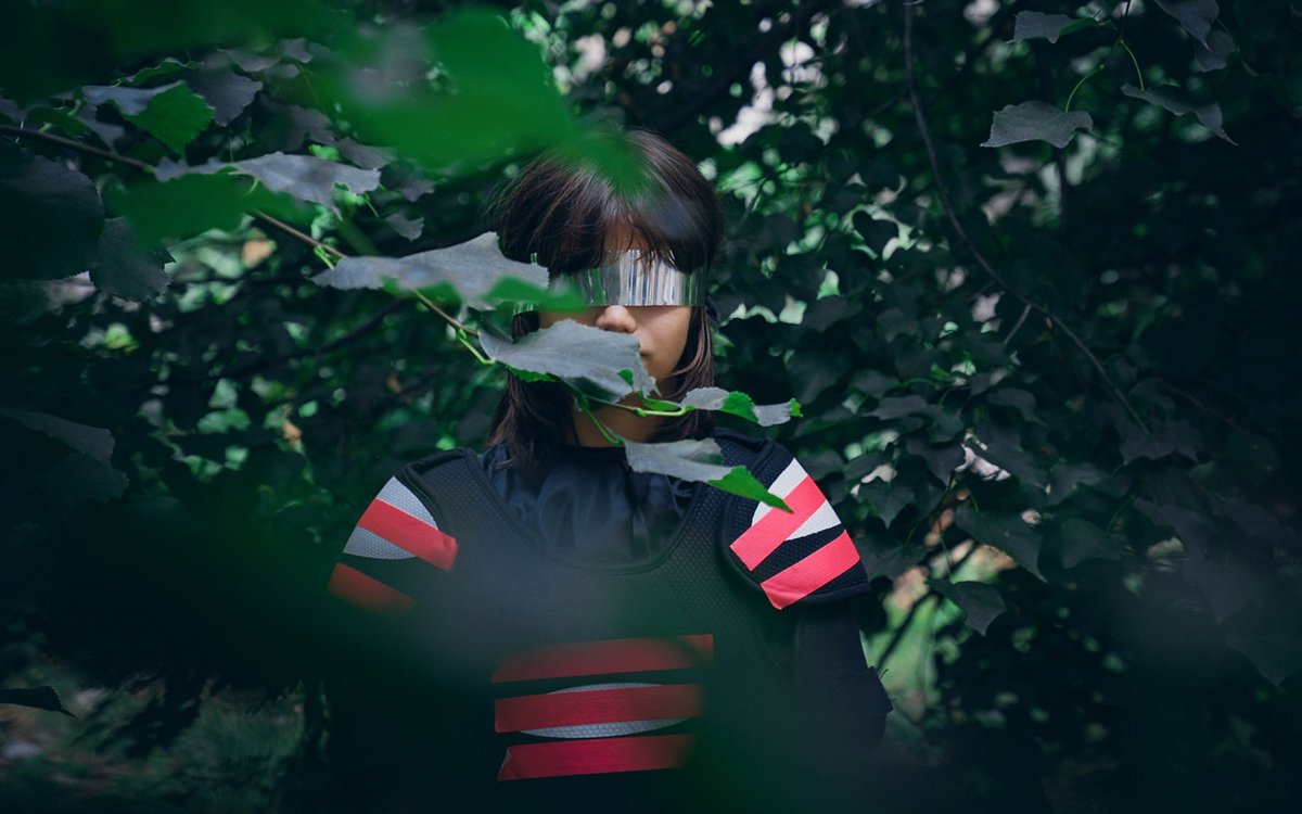 Nastya (8) mit selbst entworfenen Heldinnenkostüm. Nastya (8) mit selbst entworfenen Heldinnenkostüm.