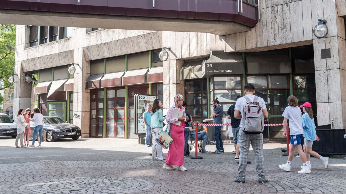 Nach langem Warten vor der Ausländerbehörde erlebt man drinnen: Überlastung, Diskriminierung, Existenzangst. Fotos: Jens Volle