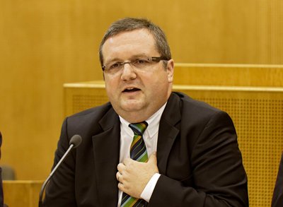 Hand aufs Herz. Ex-Ministerpräsident Mappus ist bestimmt nicht unschuldig.