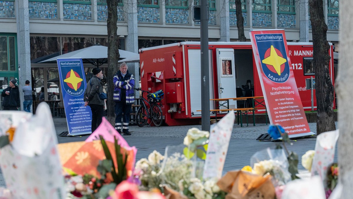 Hilfe vor Ort: Für mobile Seelsorge hat die Feuerwehr einen Container und Bierbänke aufgebaut, mittlerweile ist er vom Plankeneingang zum Paradeplatz umgezogen.
