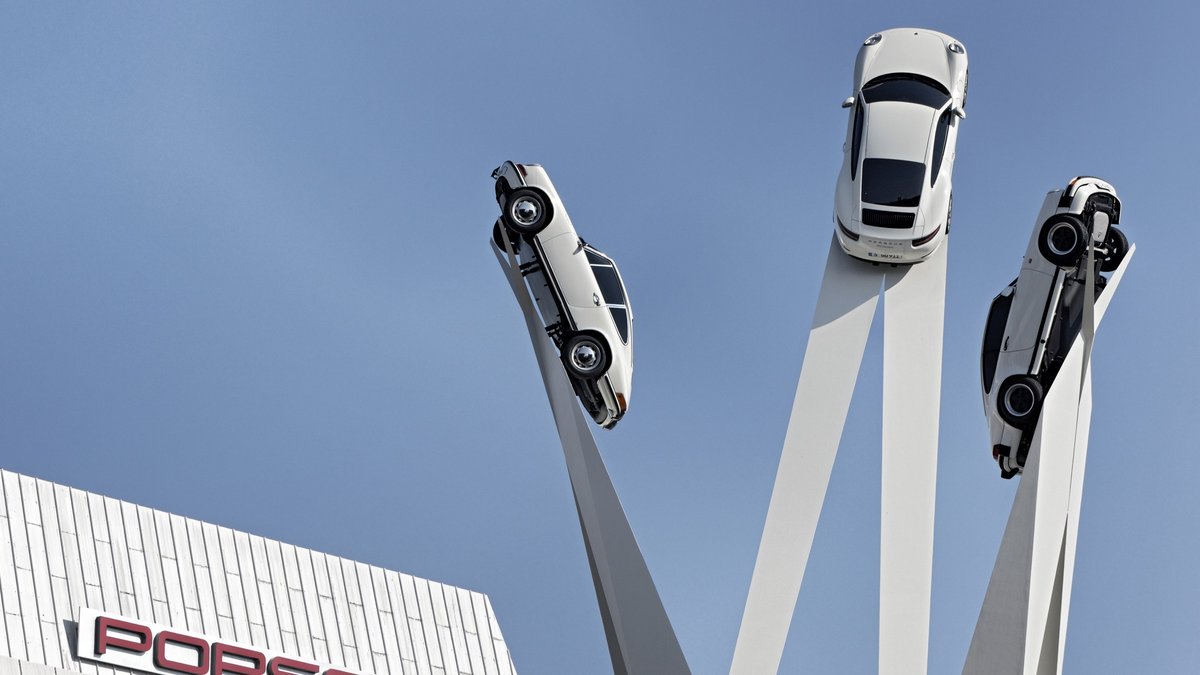 Zum In-die-Luft-Gehen: Kunststück vor dem Porschemuseum in Stuttgart. Foto: Joachim E. Röttgers