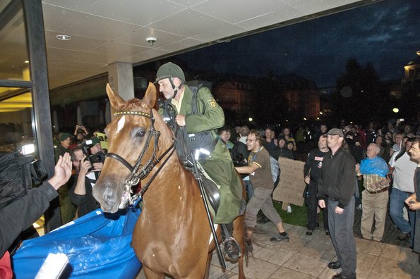 … und Gerangel vor dem Landtag.