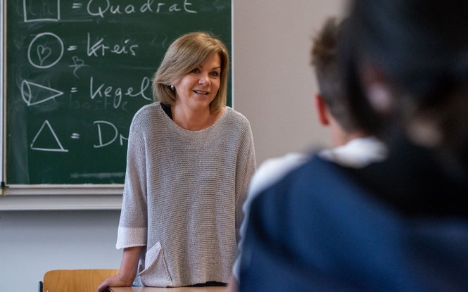 "Hello, good morning." Anna Kupriy im Klassenzimmer, erstes Treffen mit den Jugendlichen.