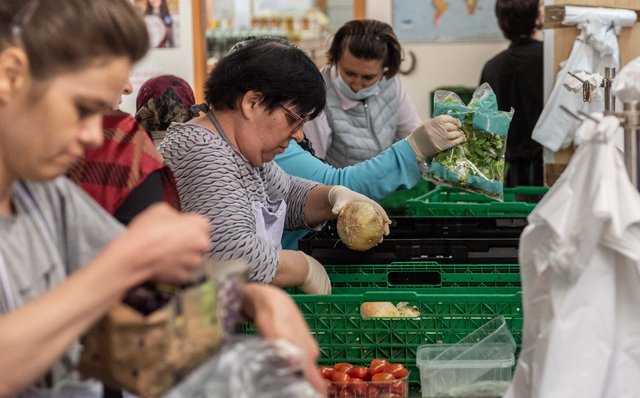 Auch Maria Ruggiro (Mitte) hilft mit. Auch Maria Ruggiro (Mitte) hilft mit.