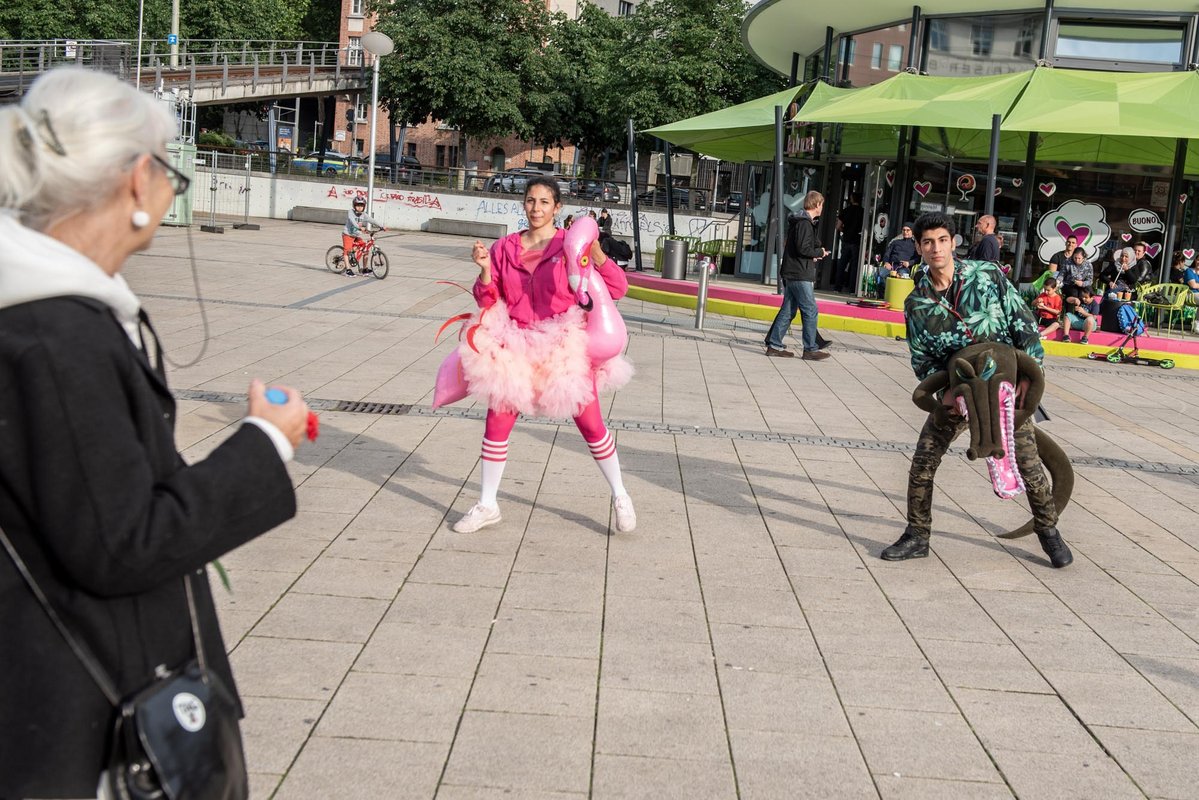 Rosa Elidjani und Amir Nathanael Saadat als Flamingo und Krokodil.