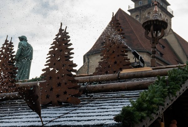Klimakatastrophale Kompensationsleistung: Schneekanonen feuern Seifenflocken.