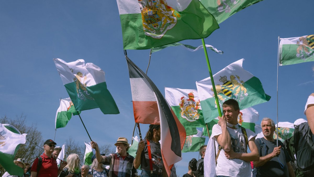 Im April 2024 versammeln sich knapp Tausend Reichsbürger:innen in Gera, um sich das Jahr 1871 zurückzuwünschen.