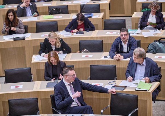 Eine Idee von Andreas Schwarz (vorne links) und Ulrich Sckerl (rechts) wird erst geklaut, dann verworfen.