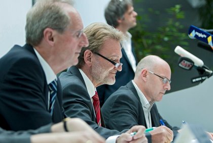 OB Wolfgang Schuster (links) neben DB-Vorstand Volker Kefer und Minister Hermann bei der Pressekonferenz des S-21-Lenkungskreises im Mai 2011.