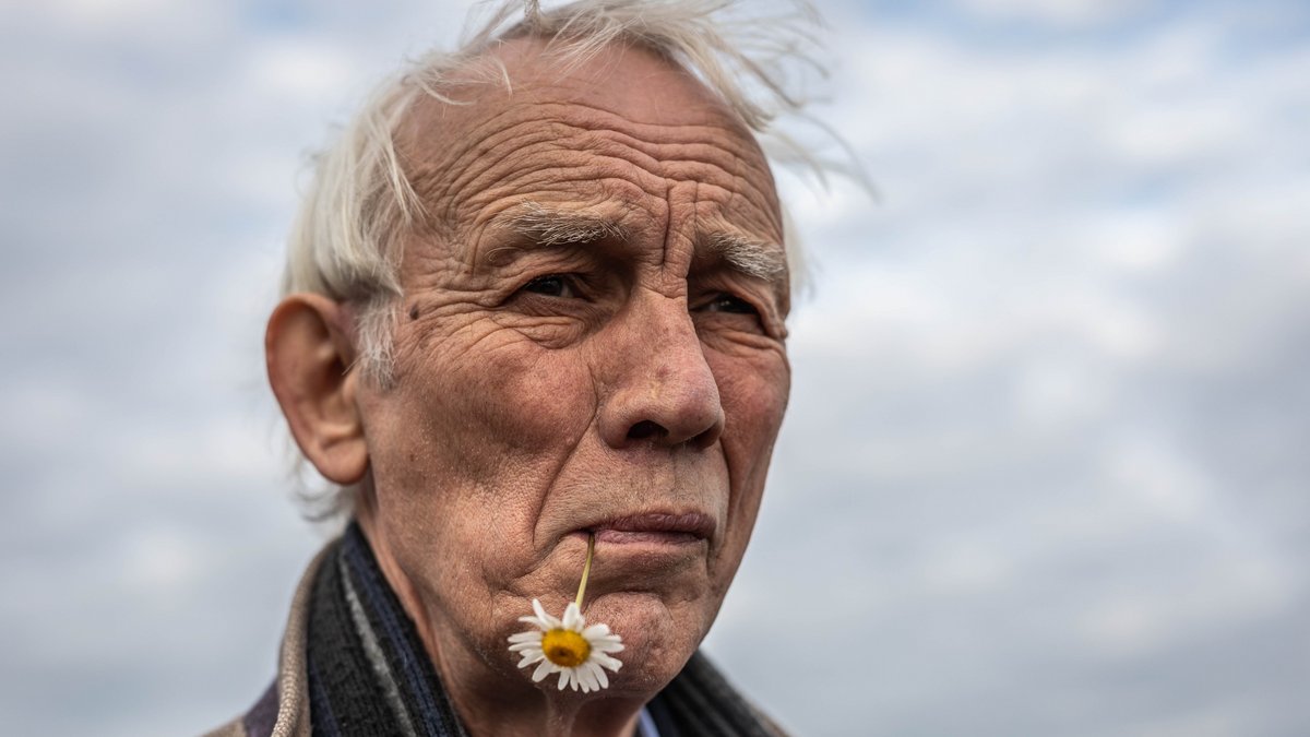 Helmut Höge, Jahrgang 1947, mag Pflanzen. Foto: Karsten Thielker