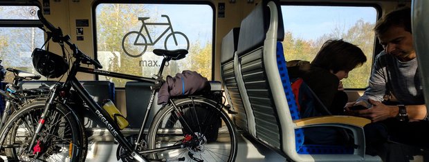 Rad und Smartphone: wichtige Wegbegleiter der Moderne.