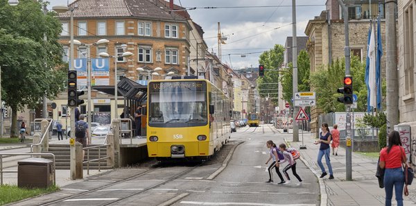 Noch mehr Hochbahnsteige, wie hier am Erwin-Schöttle-Platz?