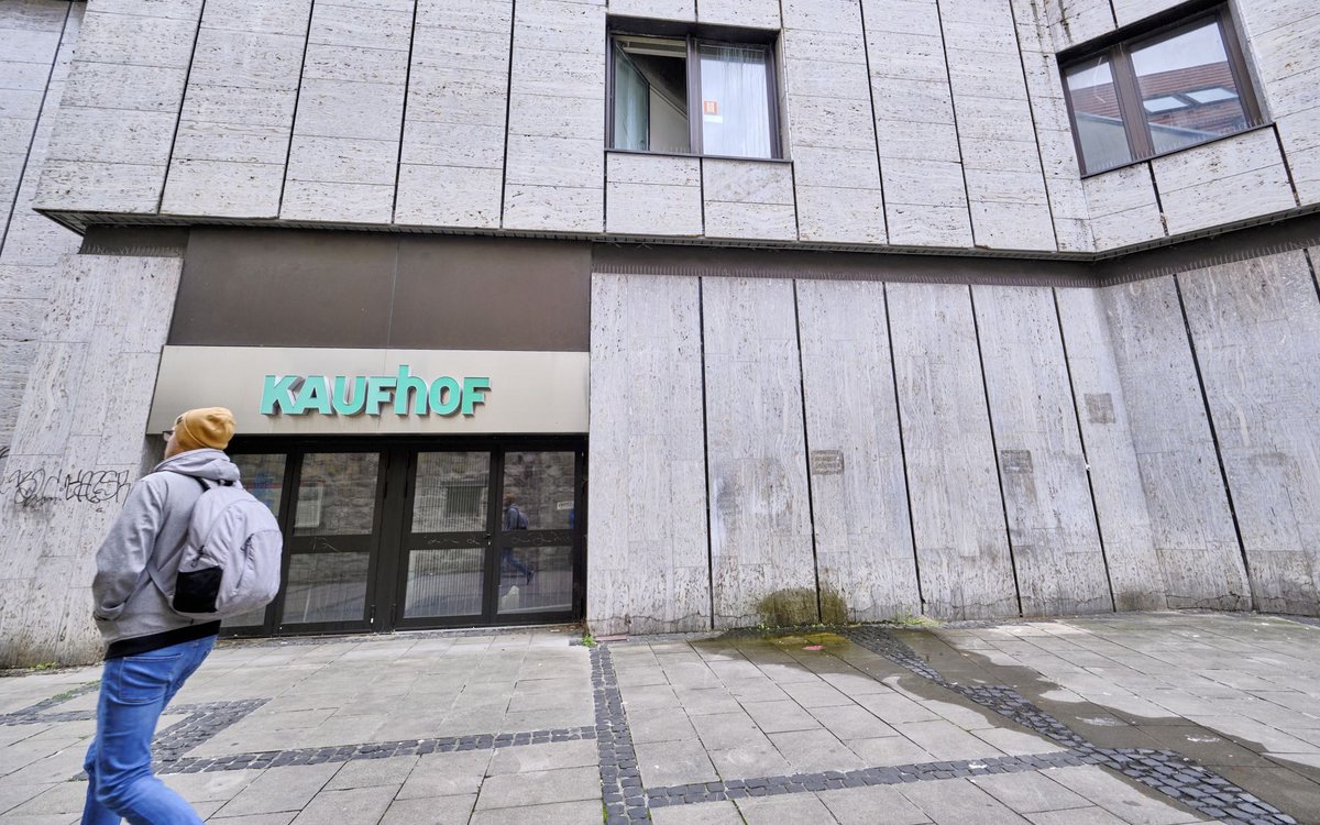 Das ebenfalls leerstehende ehemalige Kaufhof-Gebäude mitten in Bad Cannstatt.