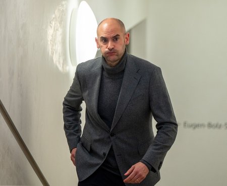 Landesfinanzminister Danyal Bayaz (Grüne) fordert mehr Sensibilität bei der Vergabe von Aufträgen. Foto: Jens Volle