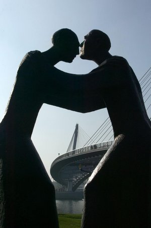 Skulptur "Begegnung" vor der "Passarelle", einer Brücke zwischen Kehl und Strasbourg. Foto: Joachim E. Röttgers