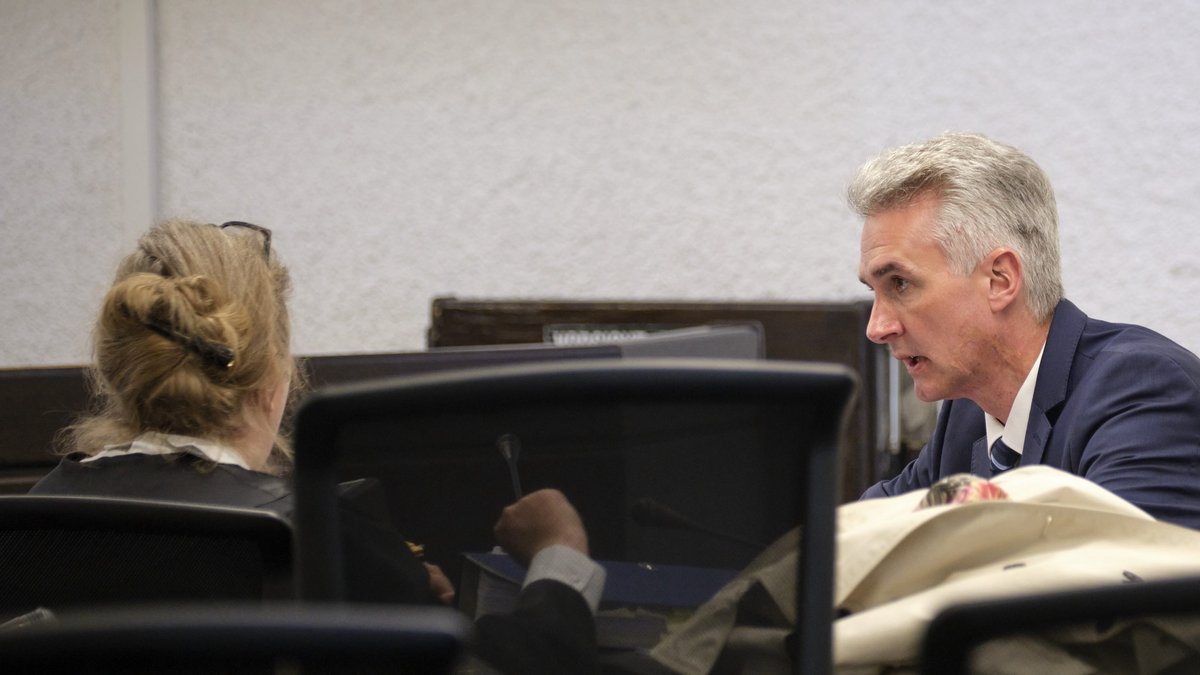 Ex-Polizeiinspekteur Andreas Renner und seine Anwältin Ricarda Lang bei einem Gerichtstermin im April 2023. Fotos: Joachim E. Röttgers