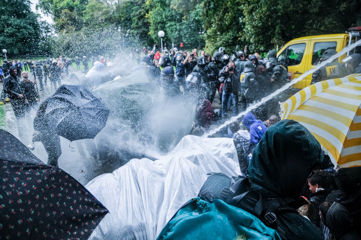 Kurz vor 13 Uhr beginnt ein über Stunden immer gleicher Ablauf: Scharfer Wasserwerferstrahl auf die vorderen Reihen der Demonstrierenden ...