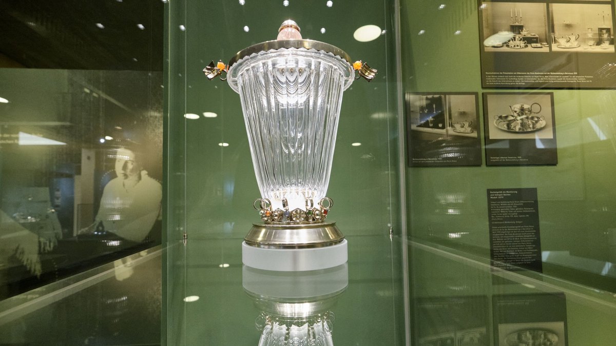 Nebenan eine Ausstellung zur Gold- und Silberschmiedin Paula Straus.