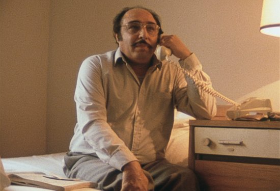 Josef Reinhardt versucht, Licht ins Dunkel zu bringen. Filmstill: frauenfilmfest.com