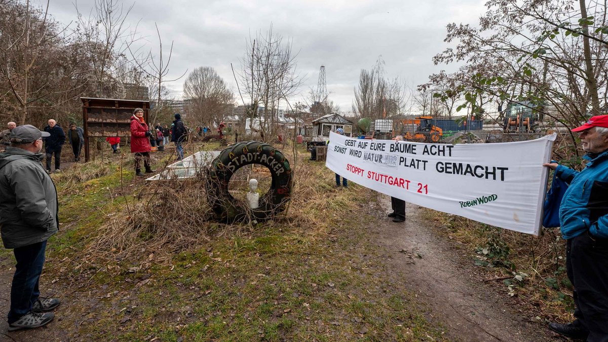 S-21-Gegner:innen Ende Februar am Nordbahnhof, wo die "Maker City" errichtet werden soll. Foto: Jens Volle
