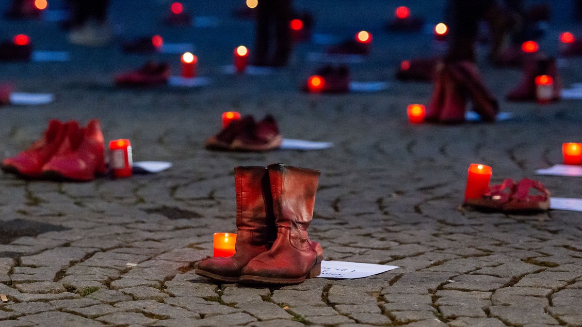 Jedes Schuhpaar steht für einen Femizid. Demo vor dem Justizministerium Baden-Württemberg am internationalen Frauentag 2021. Foto: Jens Volle
