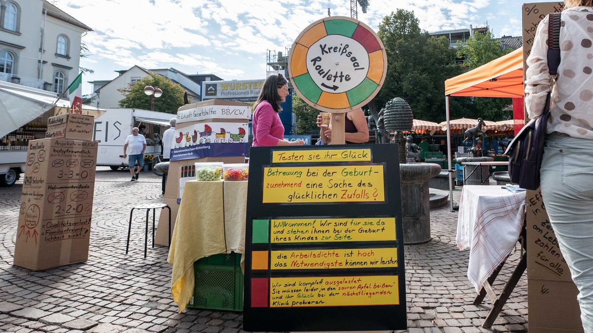 Kreißsaal-Roulette auf dem Sindelfinger Marktplatz. Foto: Jens Volle