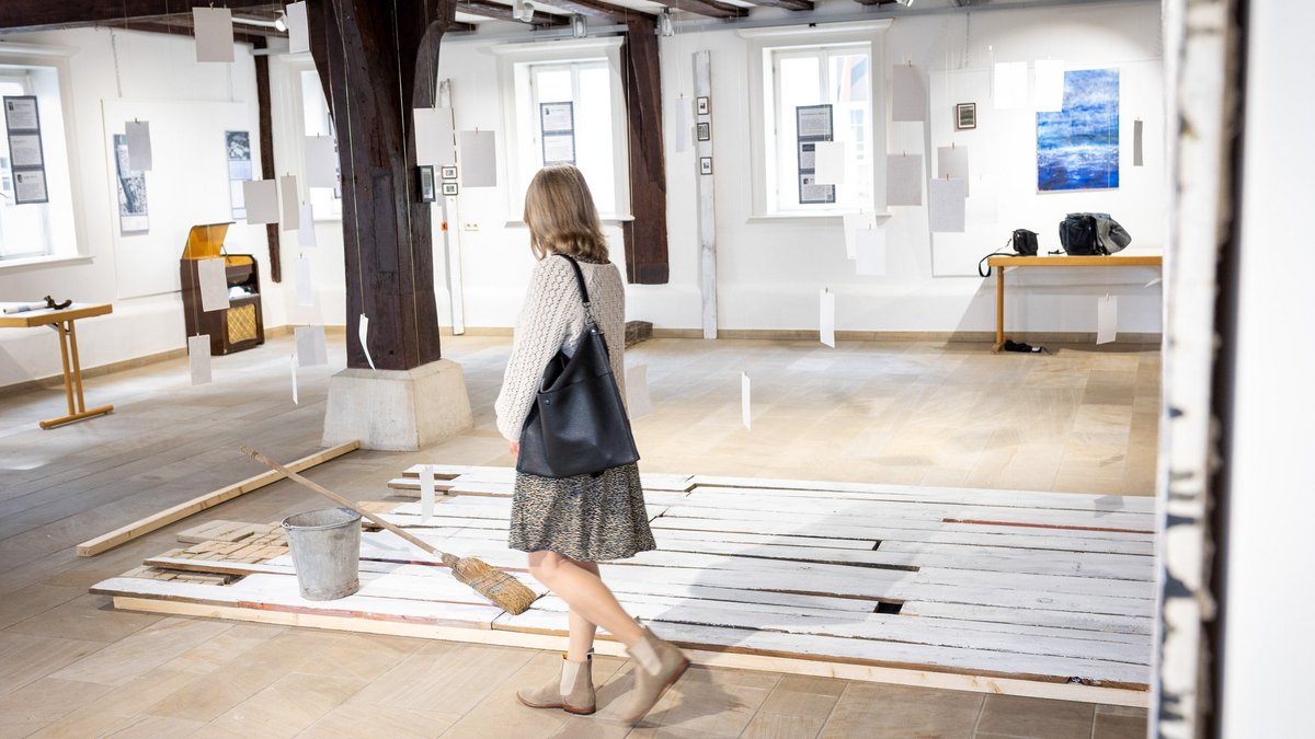 Die zentrale Installation im Nürtinger Rathaus ist einem Barackenboden nachempfunden: ein Ort des Grauens, aber auch des Widerstandes.