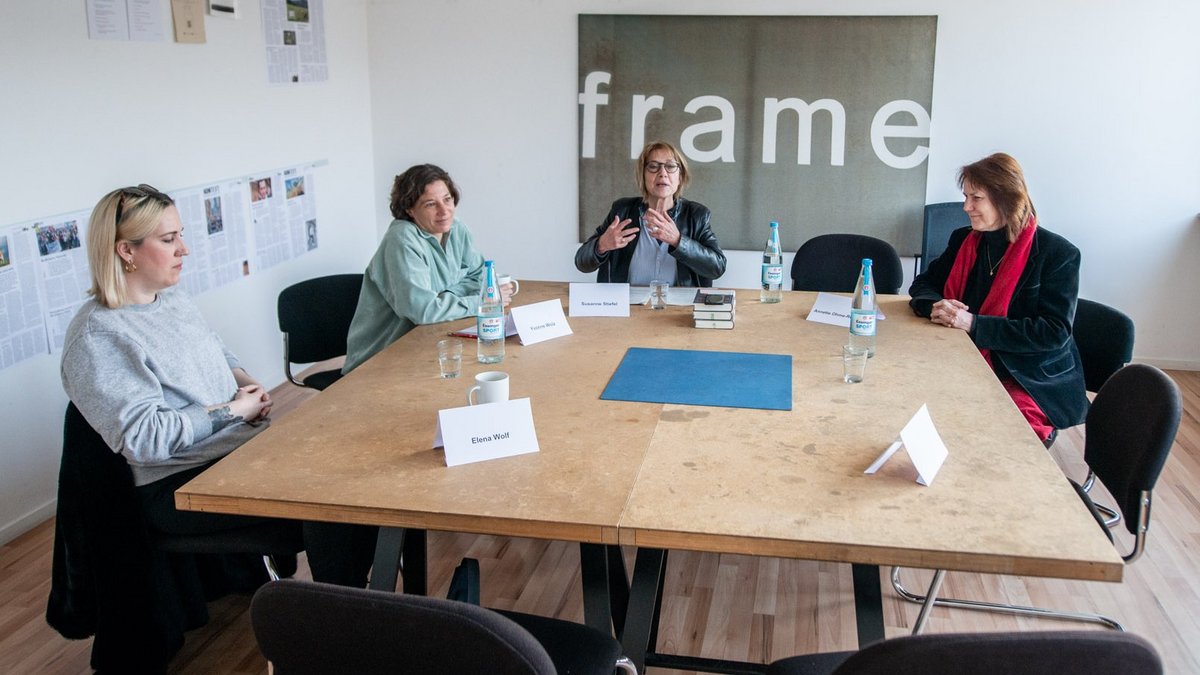 Die Diskussionsrunde in der Kontext-Redaktion. Alle Köpfe sind drangeblieben.