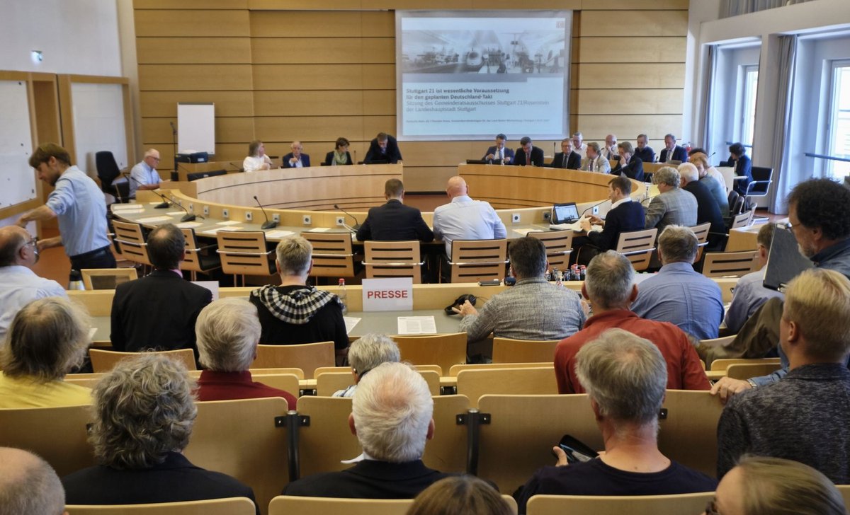 Überraschung im Rathaus: Die Bahn ist an einem Austausch interessiert. Fotos: Joachim E. Röttgers